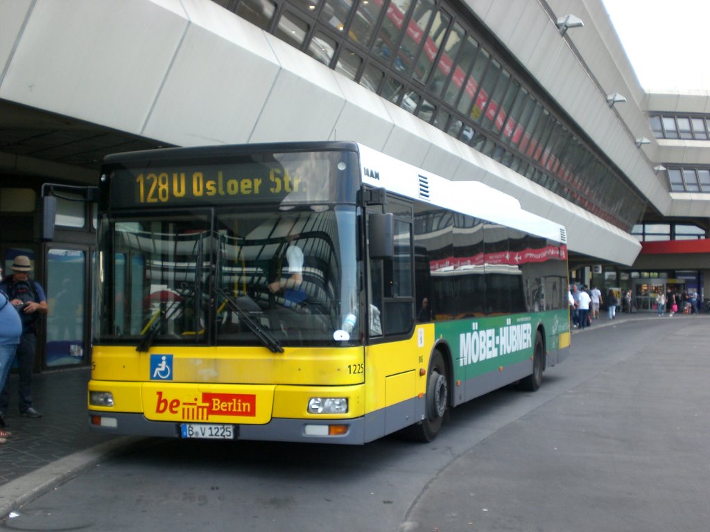 MAN Niederflurbus 2. Generation auf der Linie 128 nach U-Bahnhof Osloer Strae am Flughafen Tegel.