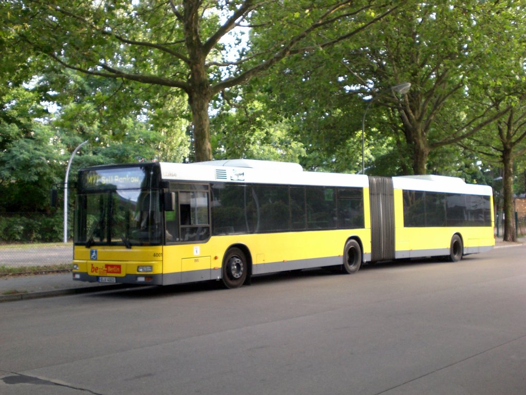 MAN Niederflurbus 2. Generation auf der Linie M27 nach S+U Bahnhof Pankow am S+U Bahnhof Jungfernheide.
