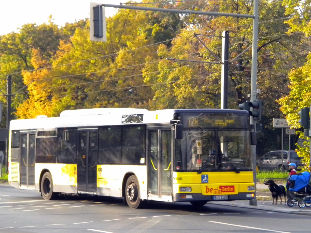 MAN Niederflurbus 2. Generation auf der Linie 128 nach Flughafen Tegel am U-Bahnhof Osloer Strae.
