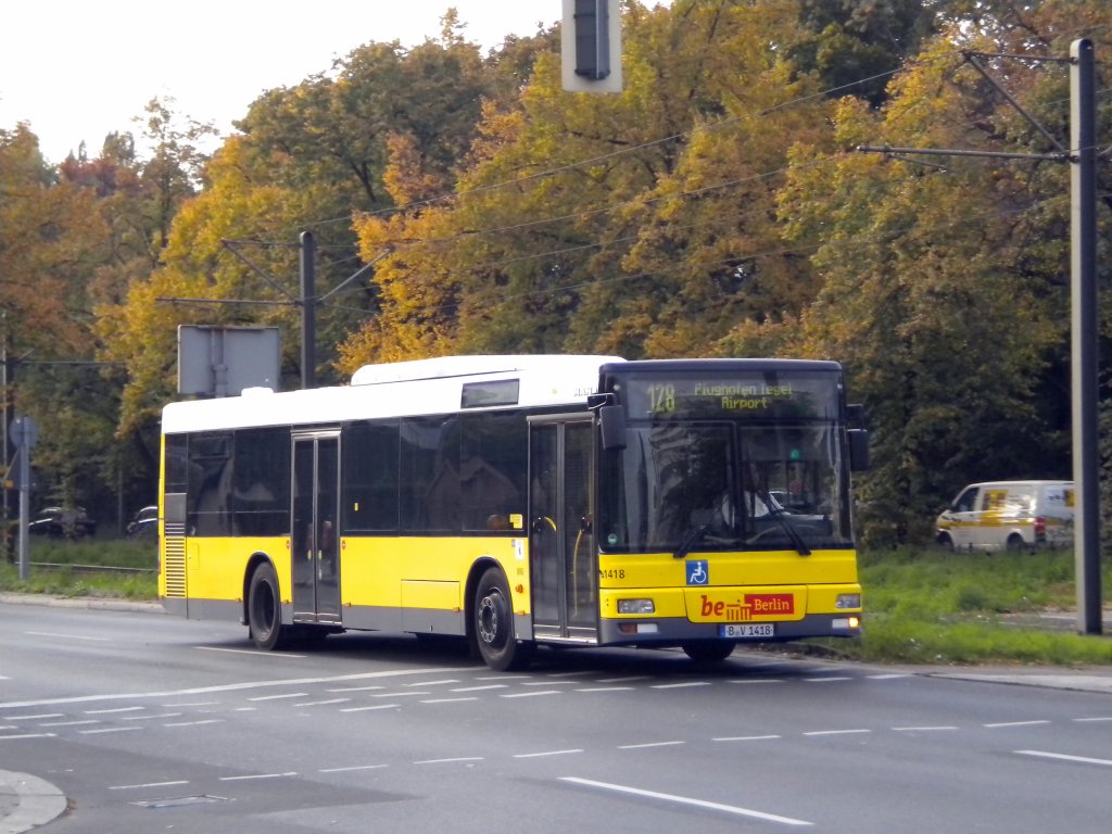 MAN Niederflurbus 2. Generation auf der Linie 128 nach Flughafen Tegel am U-Bahnhof Osloer Strae.