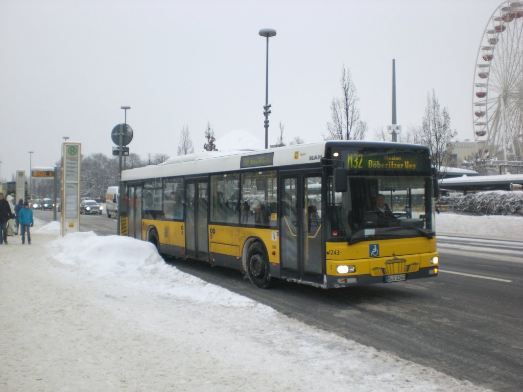 MAN Niederflurbus 2. Generation auf der M32 nach Staaken Dberitzer Weg am S+U Bahnhof Rathaus Spandau. 

