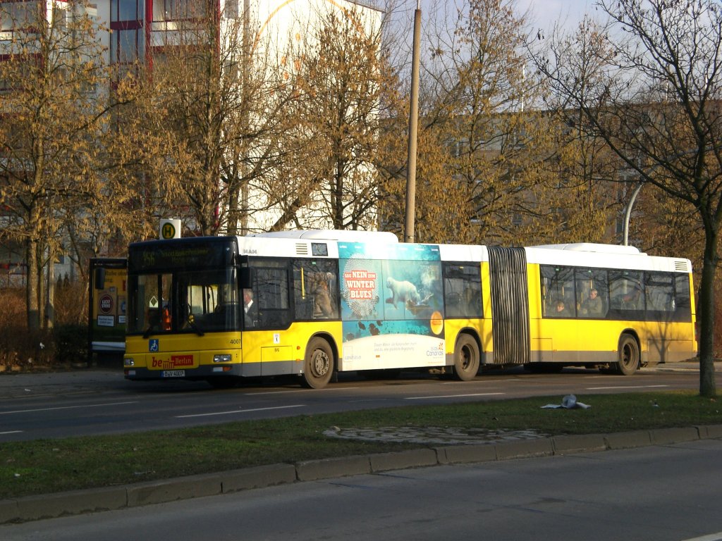 MAN Niederflurbus 2. Generation auf der Linie 156 nach Weiensee Stadion Buschallee/Hansastrae an der Haltestelle Michelangelostrae.
