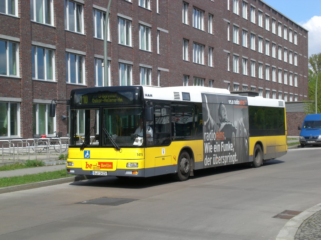MAN Niederflurbus 2. Generation auf der Linie 110 nach U-Bahnhof Oskar-Helene-Heim an der Haltestelle Hertzallee.