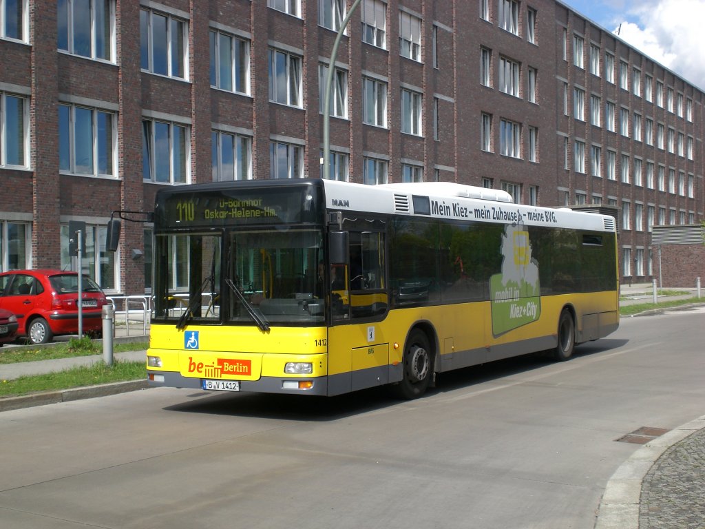MAN Niederflurbus 2. Generation auf der Linie 110 nach U-Bahnhof Oskar-Helene-Heim an der Haltestelle Hertzallee.