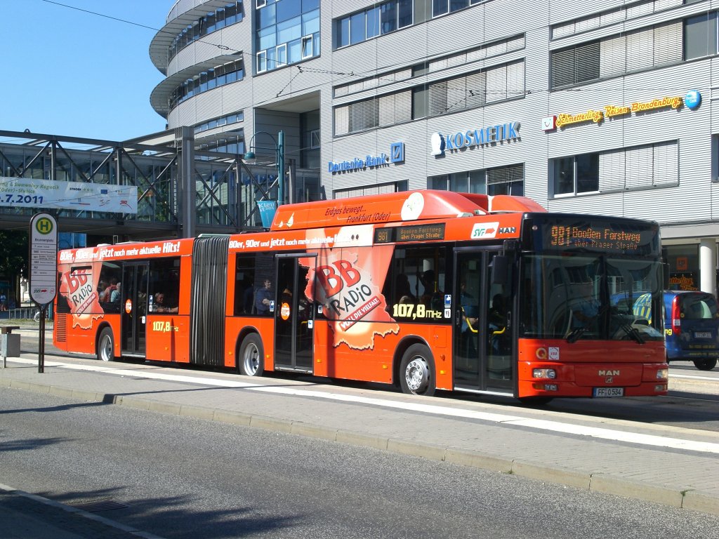 MAN Niederflurbus 2. Generation auf der Linie 981 nach Booen Forstweg an der Haltestelle Brunnenplatz.