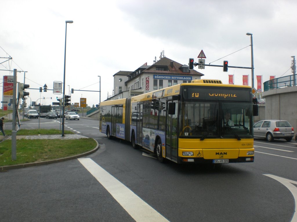 MAN Niederflurbus 2. Generation auf der Linie 70 nach Klotzsche Industriegebiet Nord an der Haltestelle Gomptiz Gompitzer Hhe.(29.7.2011)