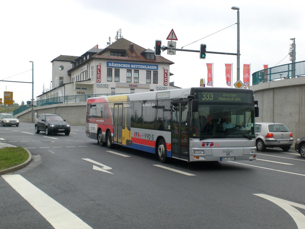 MAN Niederflurbus 2. Generation auf der Linie 333 nach Pirnaischer Platz an der Haltestelle Gomptiz Gompitzer Hhe.(29.7.2011)