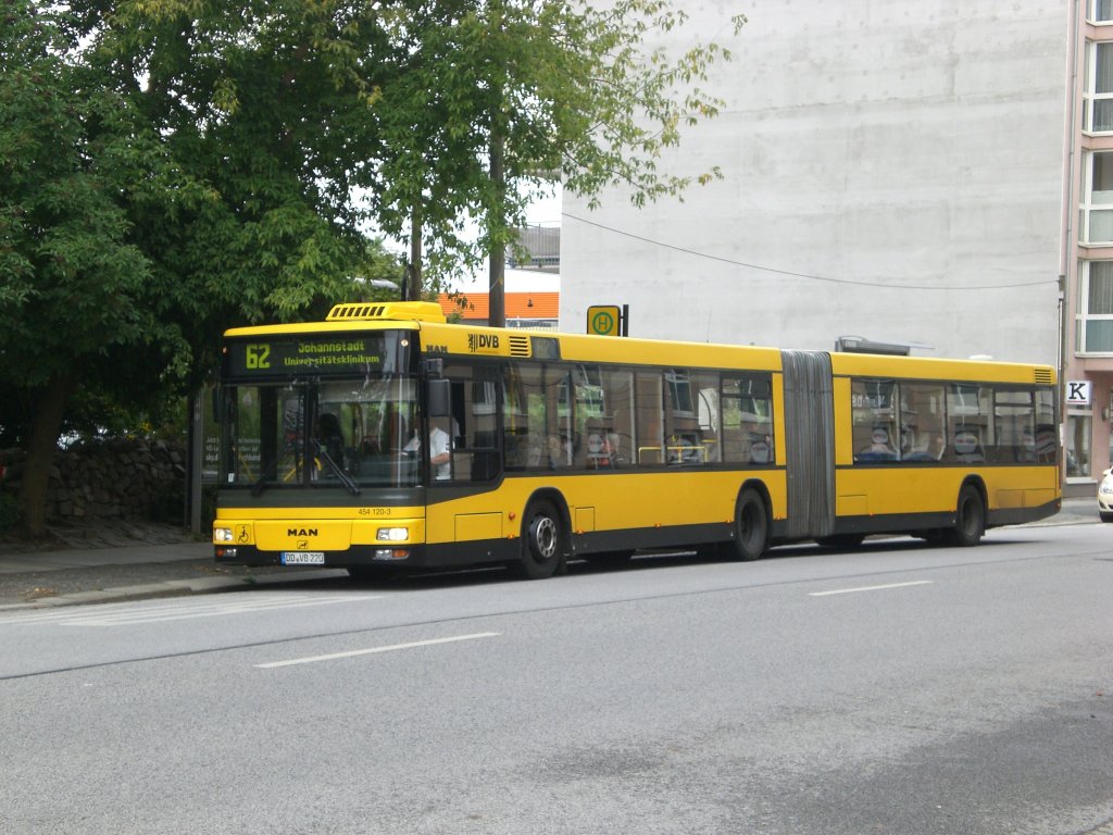 MAN Niederflurbus 2. Generation auf der Linie 62 nach Johannstadt Universitätsklinikum an der Haltestelle Johannstadt Gutenbergstraße.(1.8.2011)