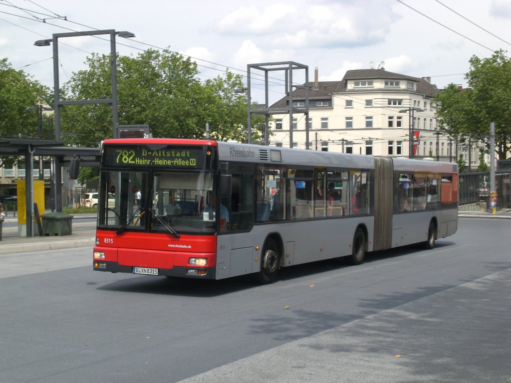 MAN Niederflurbus 2. Generation auf der Linie 782 nach Dsseldorf-Altstadt U-Bahnhof Heinrich-Heine-Allee am Hauptbahnhof Solingen.(4.7.2012)
 
