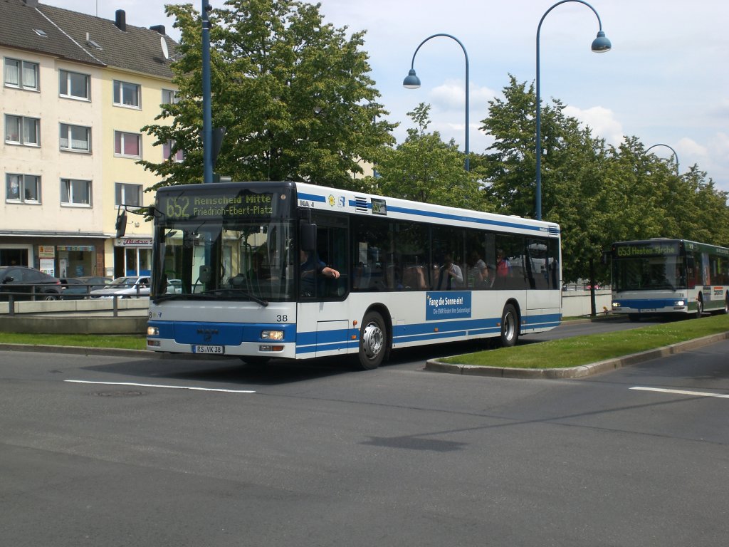 MAN Niederflurbus 2. Generation auf der Linie 652 nach Remscheid Mitte Friedrich-Ebert-Platz am Hauptbahnhof Remscheid.(4.7.2012)
 
