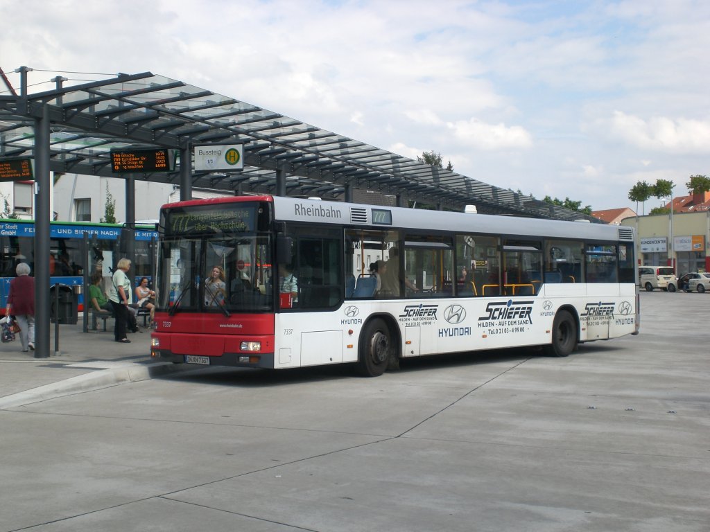 MAN Niederflurbus 2. Generation auf der Linie 777 nach Langenfeld-Richrath an der Haltestelle Monheim Busbahnhof.(9.7.2012) 