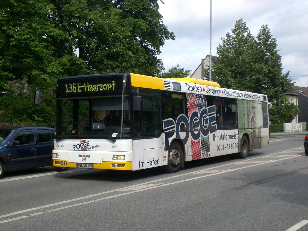MAN Niederflurbus 2. Generation auf der Linie 133 nach Essen-Haarzopf an der Haltestelle Mhlheim-Dmpten Friedhof.(18.7.2012) 