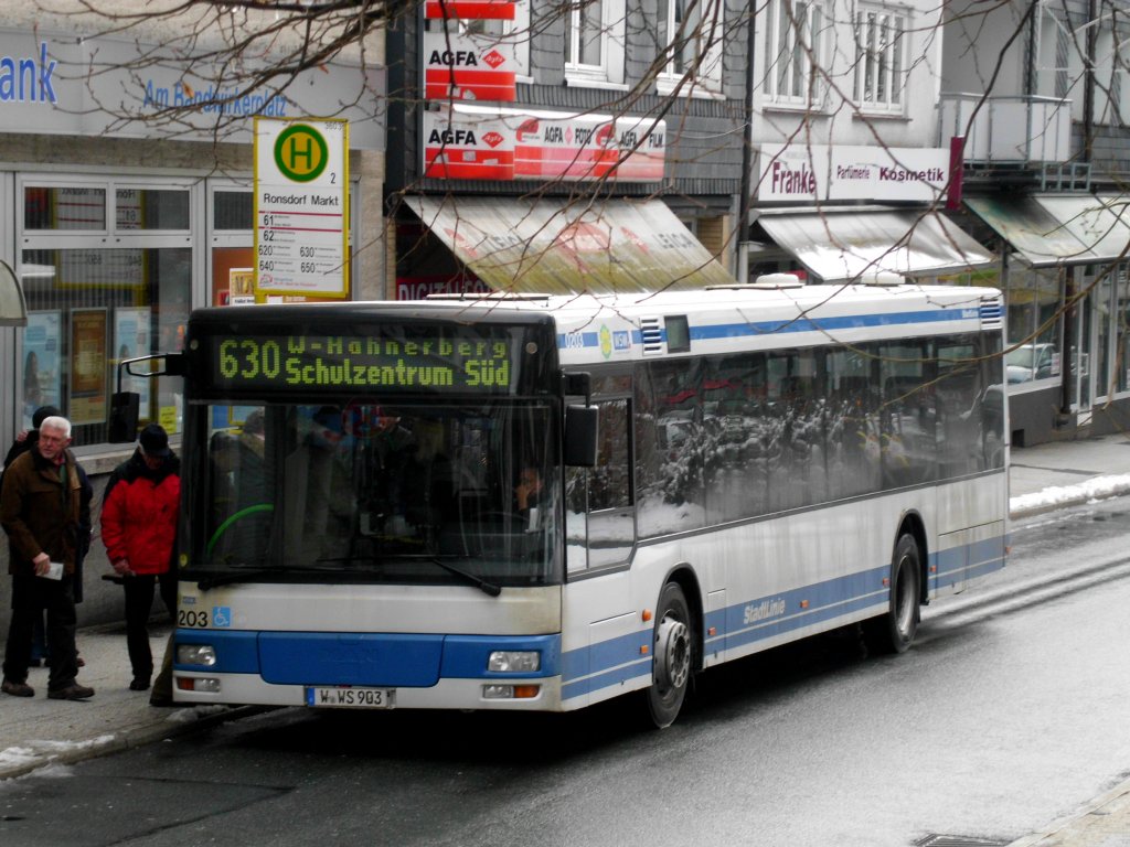 MAN Niederflurbus 2. Generation auf der Linie 630 nach Wuppertal-Hahnerberg Schulzentrum Sd an der Haltestelle Wuppertal Ronsdorf Markt.(7.2.2013) 