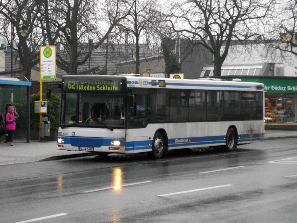 MAN Niederflurbus 2. Generation auf der Linie 621 nach Wuppertal-Vohwinkel Wieden Schleife an der Haltestelle Wuppertal-Vohwinkel Lienhardplatz.(19.2.2013) 