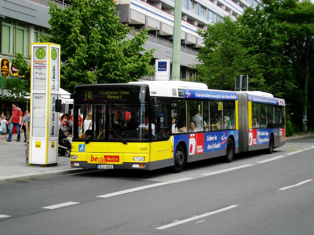 MAN Niederflurbus 2. Generation auf der Linie TXL nach Flughafen Tegel an der Haltestelle Mitte Spandauer Strae/Marienkirche.(15.6.2013) 