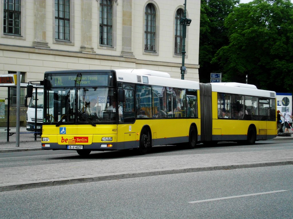 MAN Niederflurbus 2. Generation auf der Linie TXL nach Flughafen Tegel an der Haltestelle Mitte Staatsoper.(15.6.2013) 