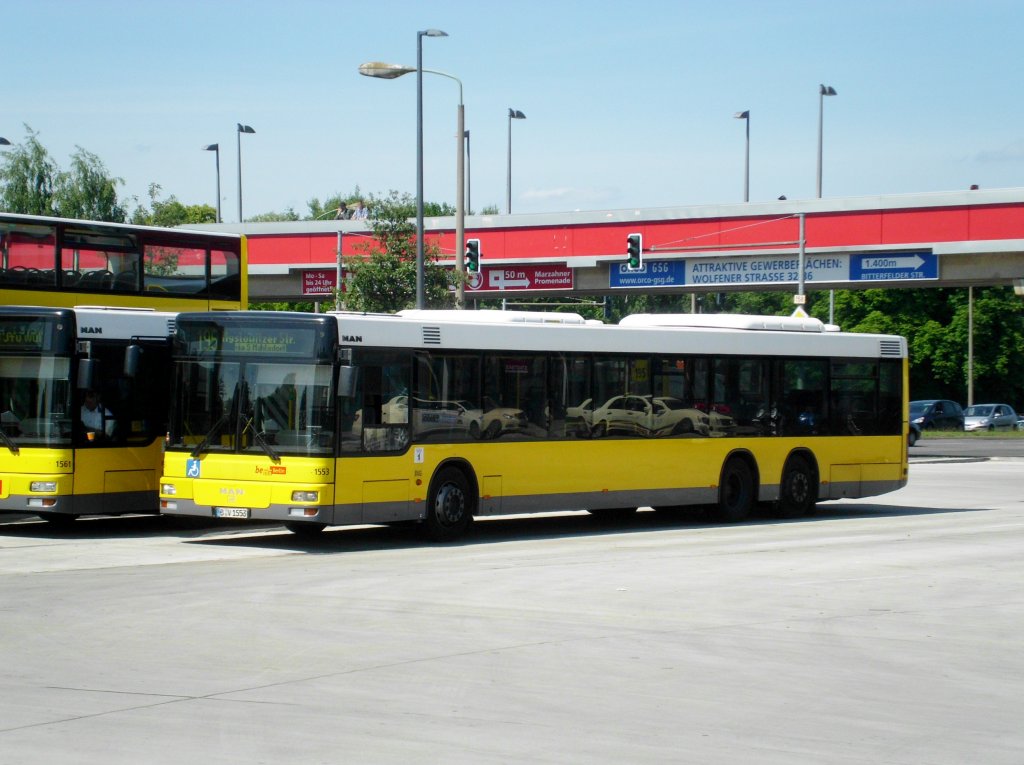 MAN Niederflurbus 2. Generation auf der Linie 195 nach Mahlsdorf Myslowitzer Strae am S-Bahnhof Marzahn.(17.6.2013) 