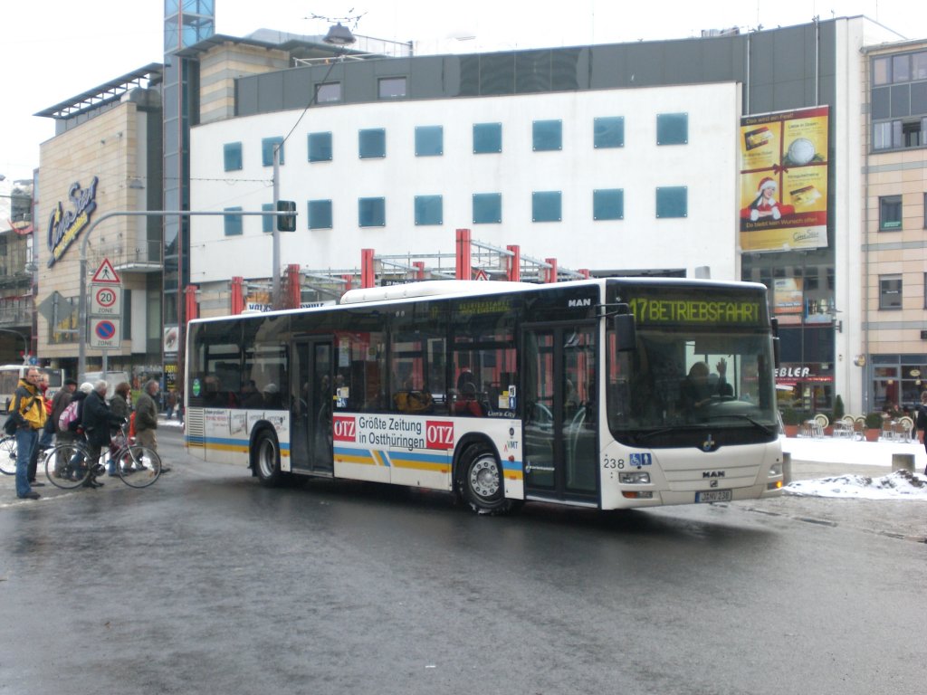 MAN Niederflurbus 3. Generation (Lions City) auf Betriebsfahrt an der Haltestelle Stadtzentrum.
