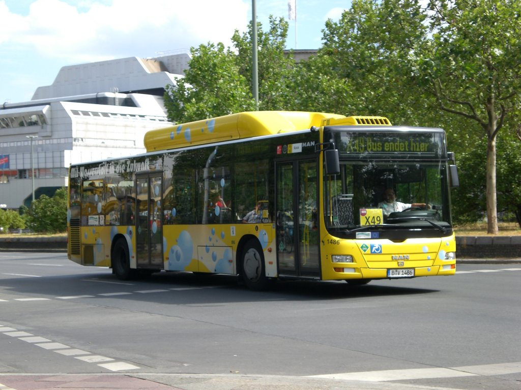 MAN Niederflurbus 3. Generation (Lions City) auf der Linie X49 nach Staaken Hahneberg an der Haltestelle Charlottenburg Messedamm/ZOB/ICC.