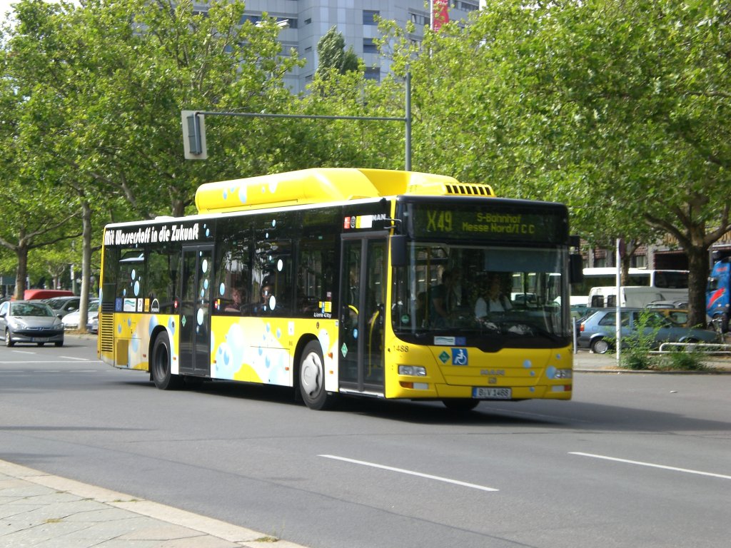 MAN Niederflurbus 3. Generation (Lions City) auf der Linie X49 nach S-Bahnhof Messe-Nord/ICC an der Haltestelle Charlottenburg Haus des Rundfunks.