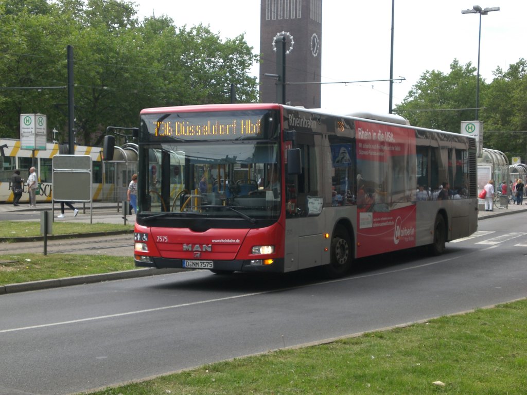 MAN Niederflurbus 3. Generation (Lion's City) auf der Linie 736 am Hauptbahnhof Dsseldorf.(2.7.2012)
 
