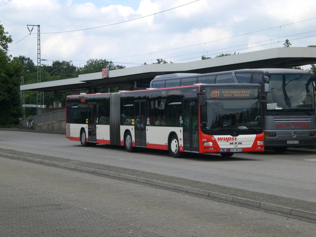 MAN Niederflurbus 3. Generation (Lion's City) auf der Linie 201 nach Leverkusen Ltzenkirchen am S-Bahnhof Leverkusen Mitte.(9.7.2012)
 
