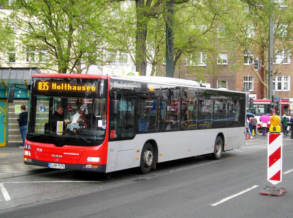 MAN Niederflurbus 3. Generation (Lion's City) auf der Linie 835 nach Dsseldorf-Holthausen an der Haltestelle Dsseldorf-Oberkassel Belsenplatz.(12.5.2013) 