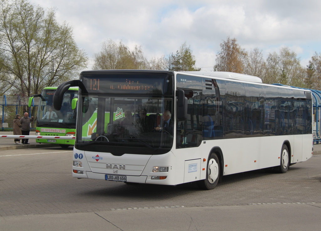 MAN Niederflurbus 3.Generation(Lion's City) als Linie 121 von Rostock Hauptbahnhof/Sd nach Rerik bei der Ausfahrt beim ZOB.28.04.2013