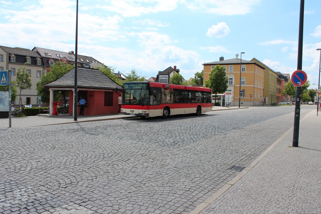 MAN Niederflurbus der II Generation der Stadtwirtschaft Weimar mit der Linie 2 nach Bodelschwinghstrae am Hauptbahnof Weimar.27.05.2012