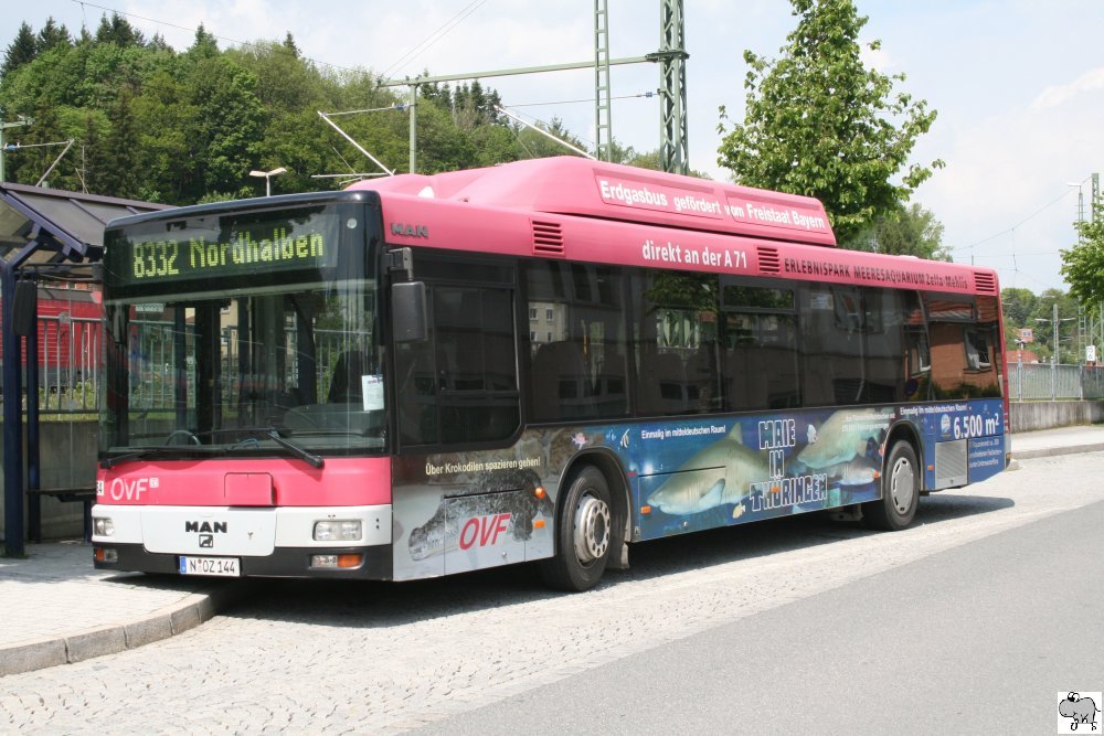 MAN Niederflurbus der zweiten Generation der Omnibusverkehr Franken (OVF) mit Vollwerbung für den Erlebnispark Meeresaquarium in Zella Mehlis, abgestellt in Kronach am 24. Mai 2010.