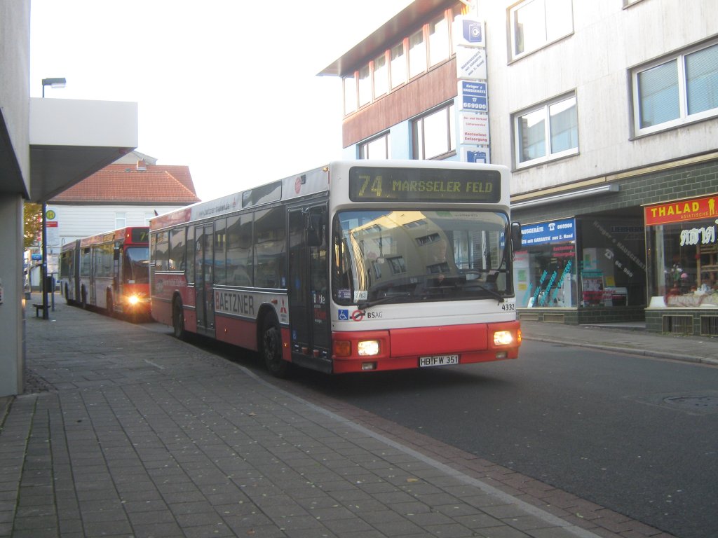MAN NL 202, Wagen 4332 auf der Linie 74 von Schwanewede nach Marssel aufgenommen an der Gerhard-Rohlfs Strae in Brenmen-Vegesack. Leider sind sie bis auf 2 Busse alle weg. Ich trauere sehr um dies wunderbaren Busse. Sie haben auf Grund der Euro 1 Norm haben sie Keine Feinstaubplakette mehr bekommen. Ausgestattet mit dem 157Kw/213 PS D 0826 LUH 04 Motor und ZF 5 HP 500 Automatikgetriebe. 