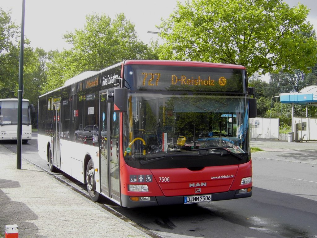 MAN NL 283 (Wagennummer 7506, Kfz-Kennzeichen D-NM 7506, Baujahr 2007) der Rheinbahn AG Düsseldorf. Der Bus ist im Einsatz als Linie 727, zwischen Düsseldorf-Reisholz(S) und Düsseldorf, Südpark. Aufgenommen am 30.08.2010. Ort: Düsseldorf-Reisholz(S).