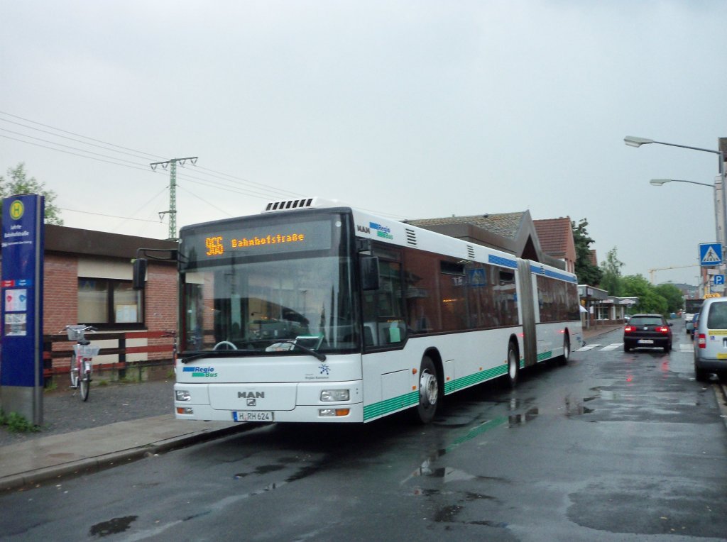 MAN NL Gelenkbus, auf der Linie 966, am 11.12.2010 in Lehrte,