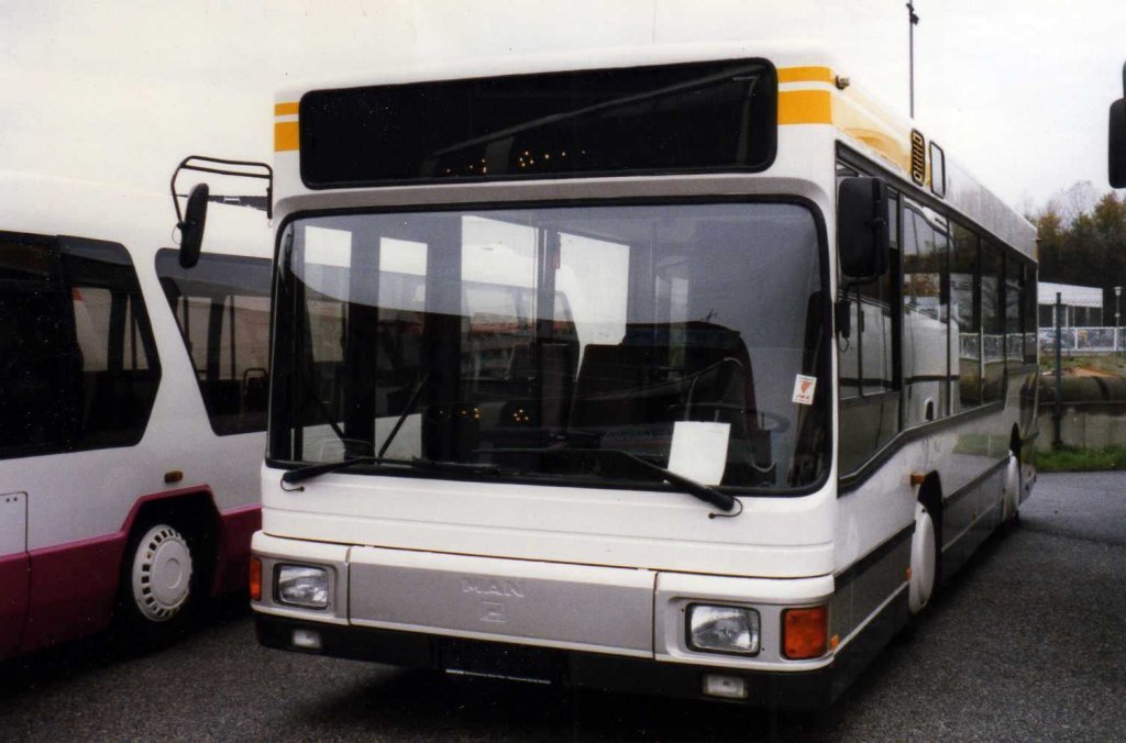 MAN NM152 Midi, aufgenommen im November 1996 im GWZ der Neoplan NL Rhein Ruhr in Oberhausen.