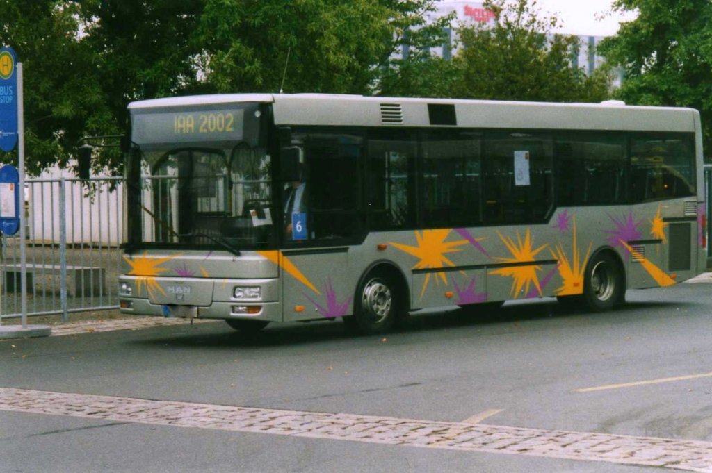 MAN NM222, aufgenommen als Shuttlbus auf der IAA 2002 in Hannover.