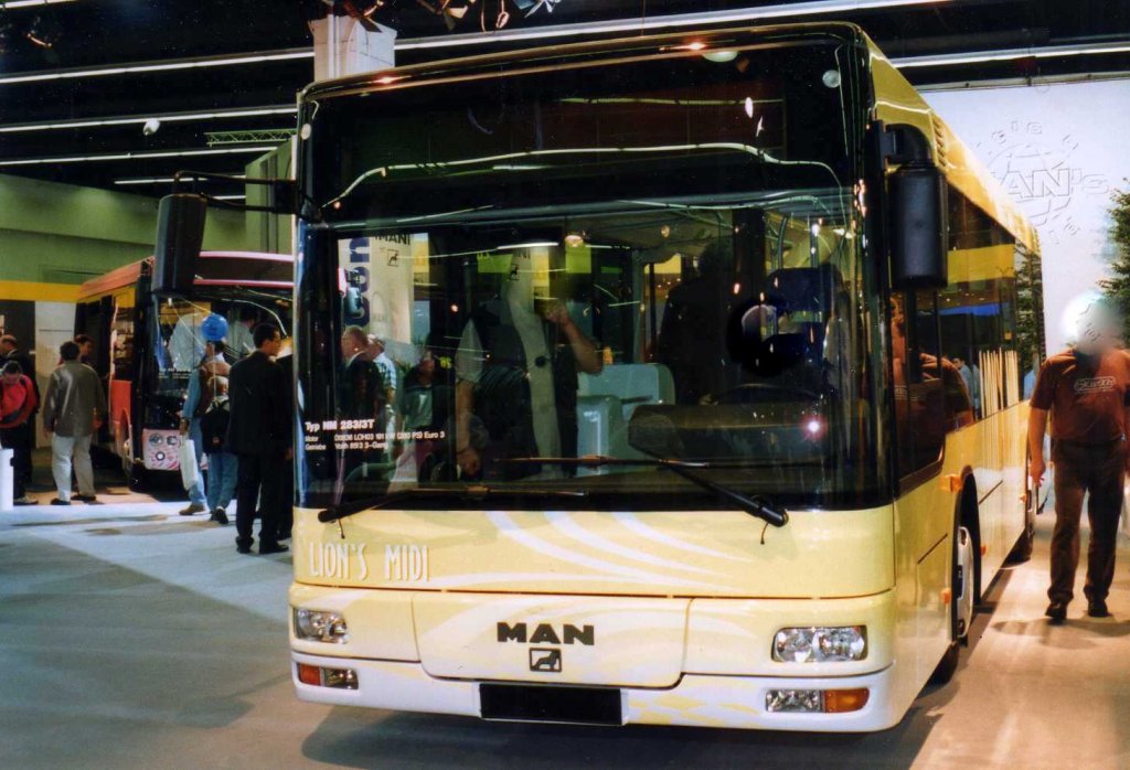 MAN NM223 Lions Midi, aufgenommen auf der IAA 2000 in Frankfurt.