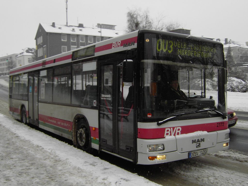 MAN NÜ 263 (Wagennumer 2172, Kfz-Kennzeichen D-BV 1120, Baujahr 2001) der Busverkehr Rheinland GmbH (BVR), Düsseldorf, im Einsatz als Linie OV3 (Velbert-Langenhorst, Hasenpfad - Velbert Zentrum - Velbert-Losenburg, Nordfriedhof). Aufgenommen am 14.02.2010. Ort: Velbert, Postamt.