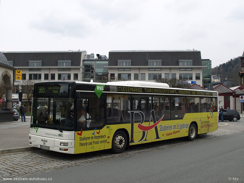 MAN N 313 #31-8808 steht an der Bushaltstelle Postplatz in Aue. (12.4.2012)