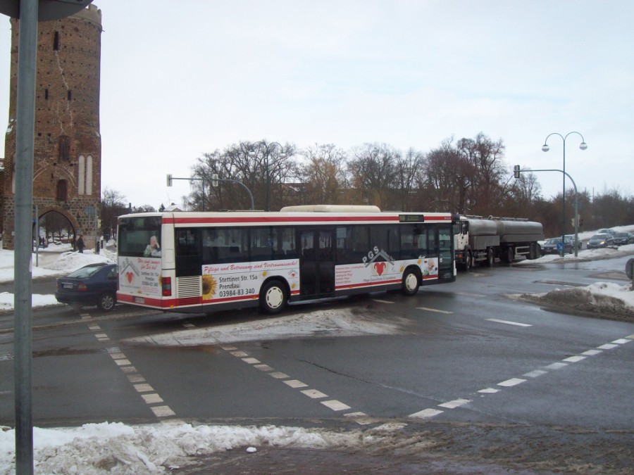 MAN NÜ 313, Wagennummer 750, der Uckermärkischen Verkehrs GmbH in Schwedt. Aufgenommen im Februar 2010 auf dem Weg zum Betriebshof in Prenzlau.