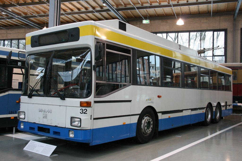 MAN, AF & Kiepe O-Bus SL 172 HO, ehem. Stadtwerke Solingen Wg. 32, Bj. 1986-87, jetzt Deutsches Museum Mnchen 05.01.2010