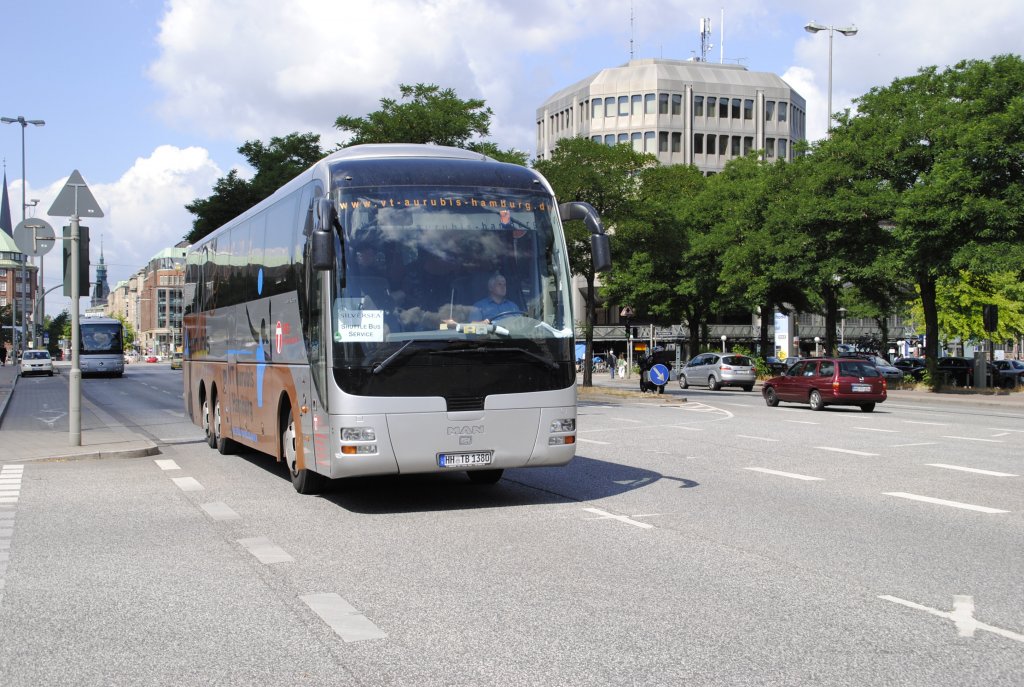 MAN Reisebus am 18.07.10 im Hamburg.