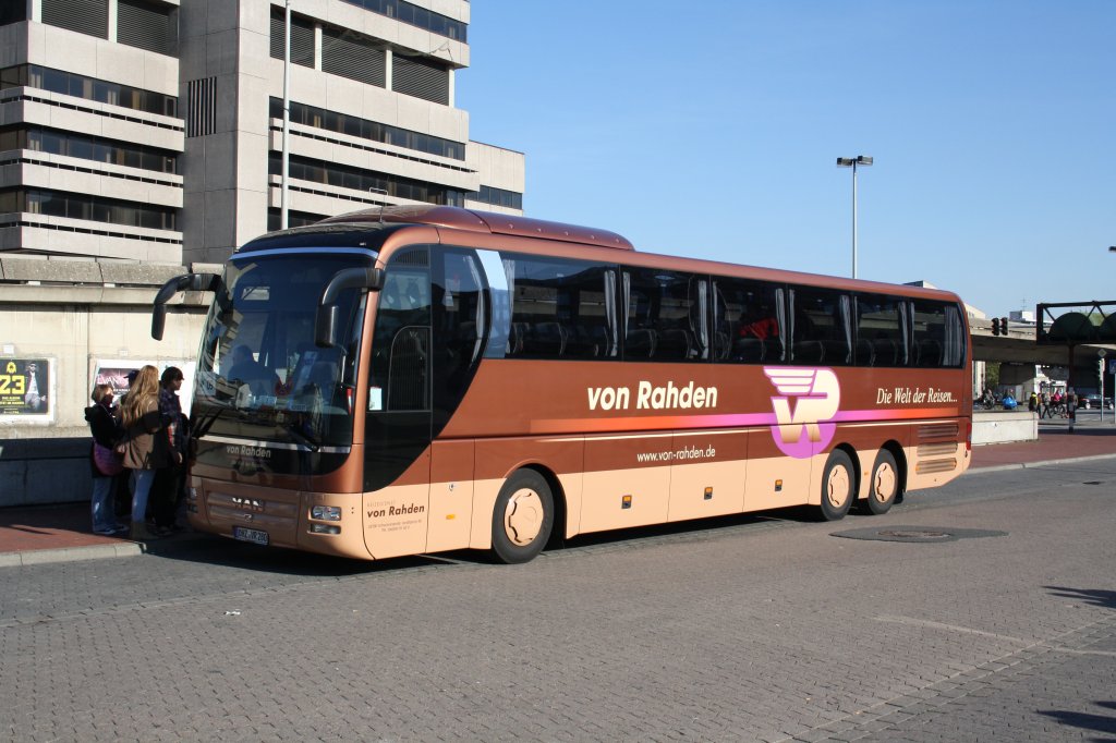 MAN Reisebus (von Rahden) am ZOB in Hannover, am 15.10.2011.