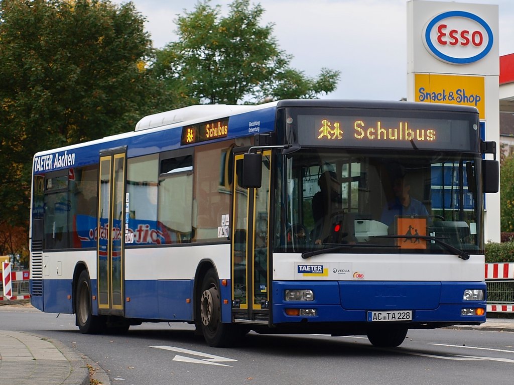 MAN Schulbus der Firma Taeter am 06.10.2010 an der Kreutzung Kronenberg/Vaalserstrasse in Aachen.
