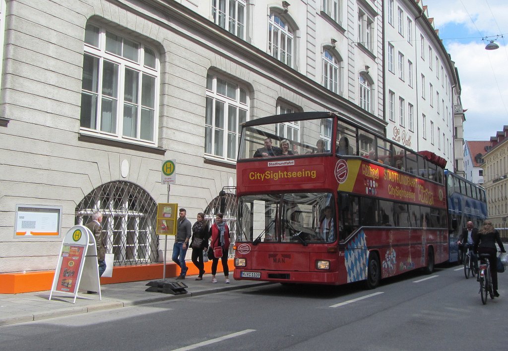 MAN SD 200 als Sightseeing-Linie in Mnchen am Marienplatz am 18.5.2013.