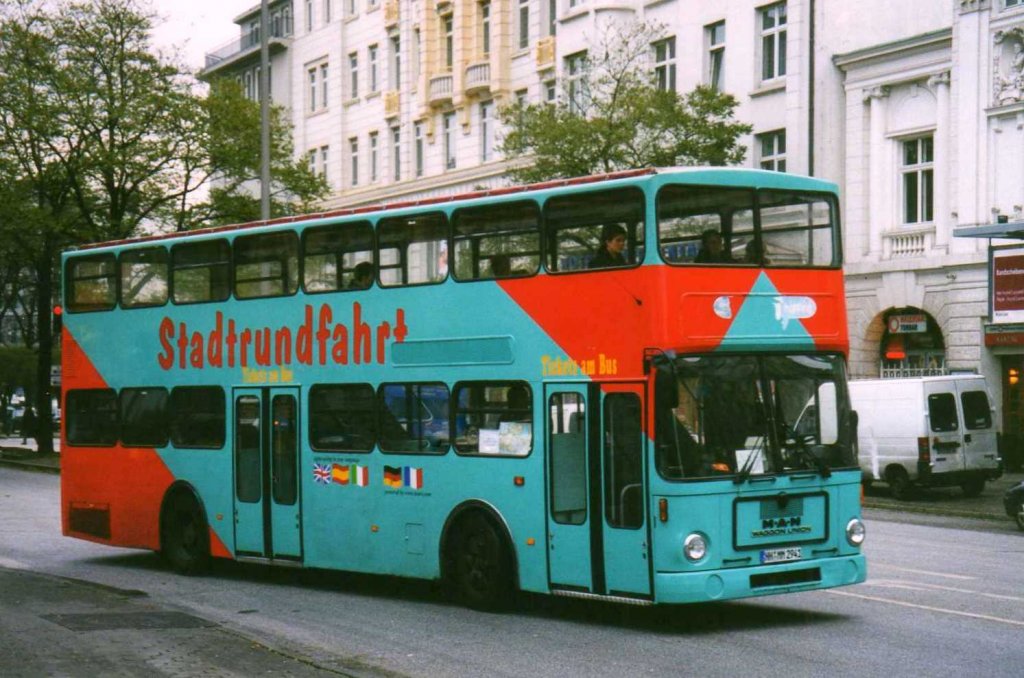 MAN SD200, aufgenommen im November 2002 als Hamburger Sightseeing Doppeldecker am Hauptbahnhof in Hamburg.