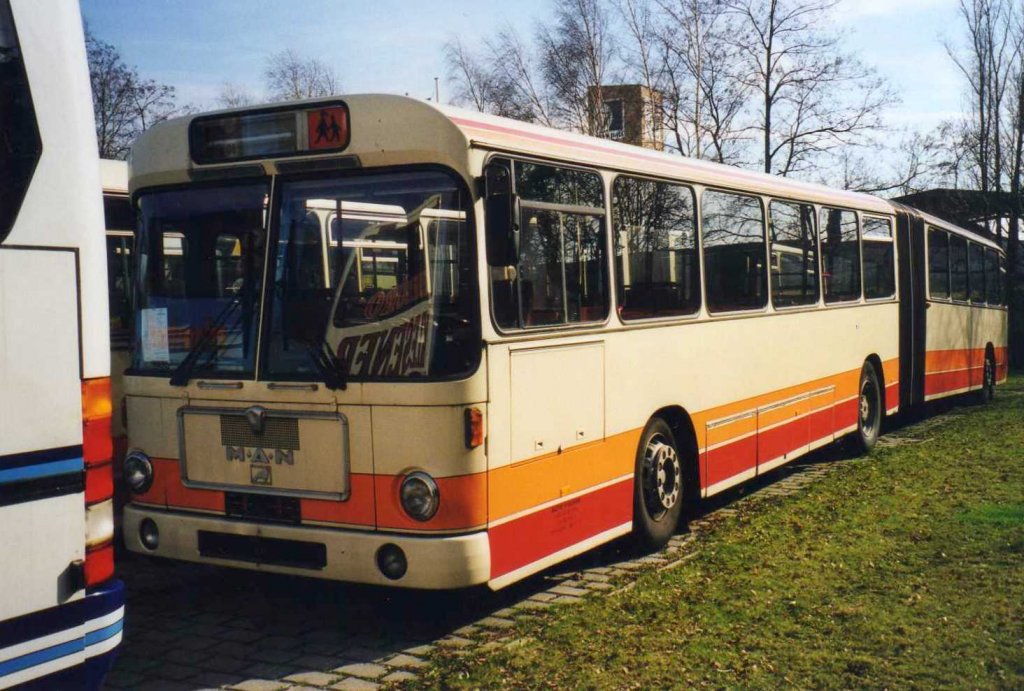 MAN SG220, aufgenommen im Mrz 2000 im GWZ der Neoplan NL Rhein Ruhr in Oberhausen.