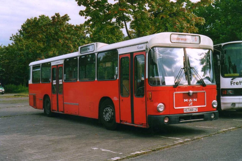 MAN SL200 von Wessels Reisen, aufgenommen im September 2002 auf dem Parkplatz der Wesfalenhallen in Dortmund.