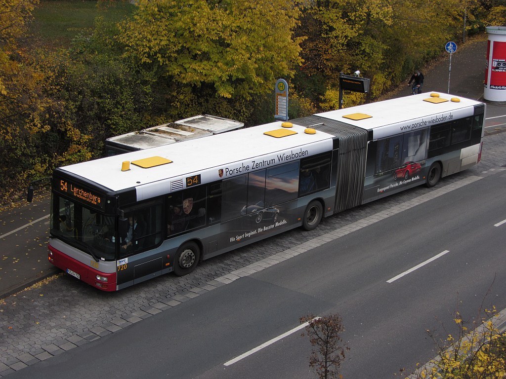 MAN Stadtbus mit Werbung fr Porsche Zentrum Wiesbaden. Foto: 08.11.2012