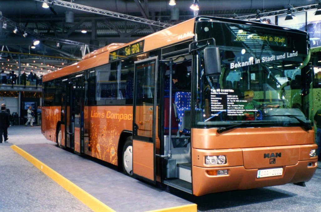 MAN S 313, aufgenommen auf der IAA 2002 in Hannover. 