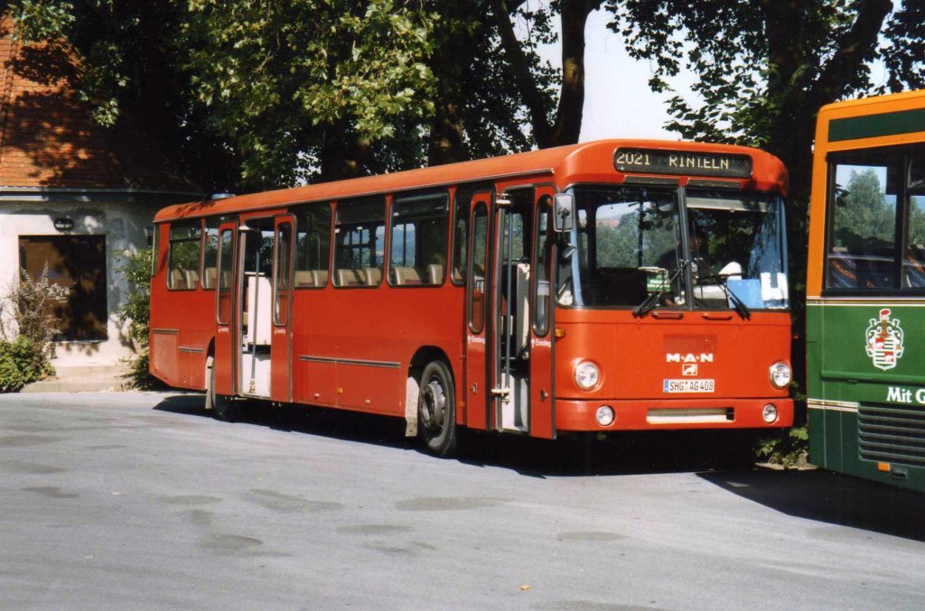MAN S240, aufgenommen im August 1997 in Rinteln am Busbahnhof.